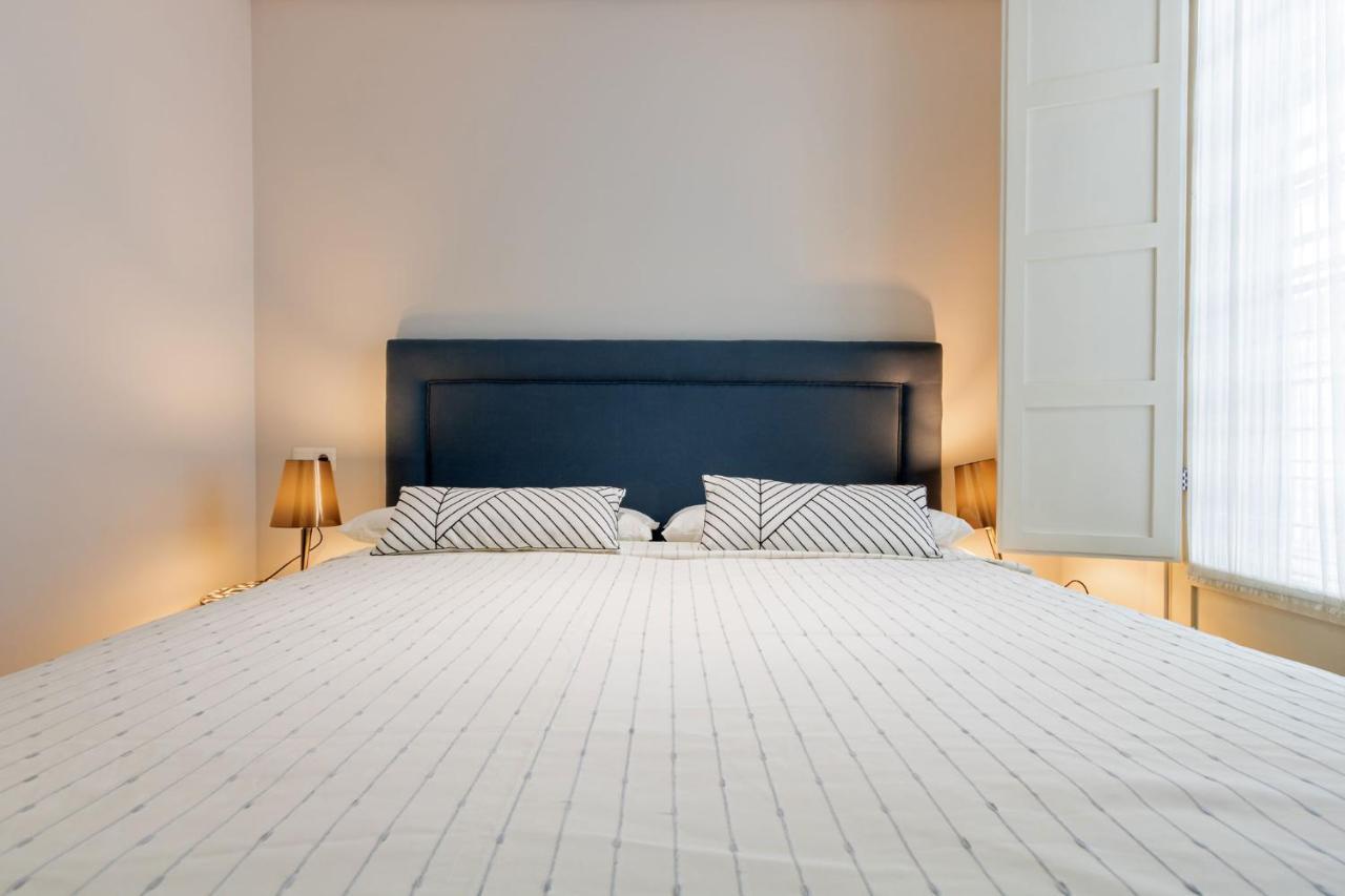 Alkazar Gardens Old Town 6 Pax Apartment Sevilla Bagian luar foto